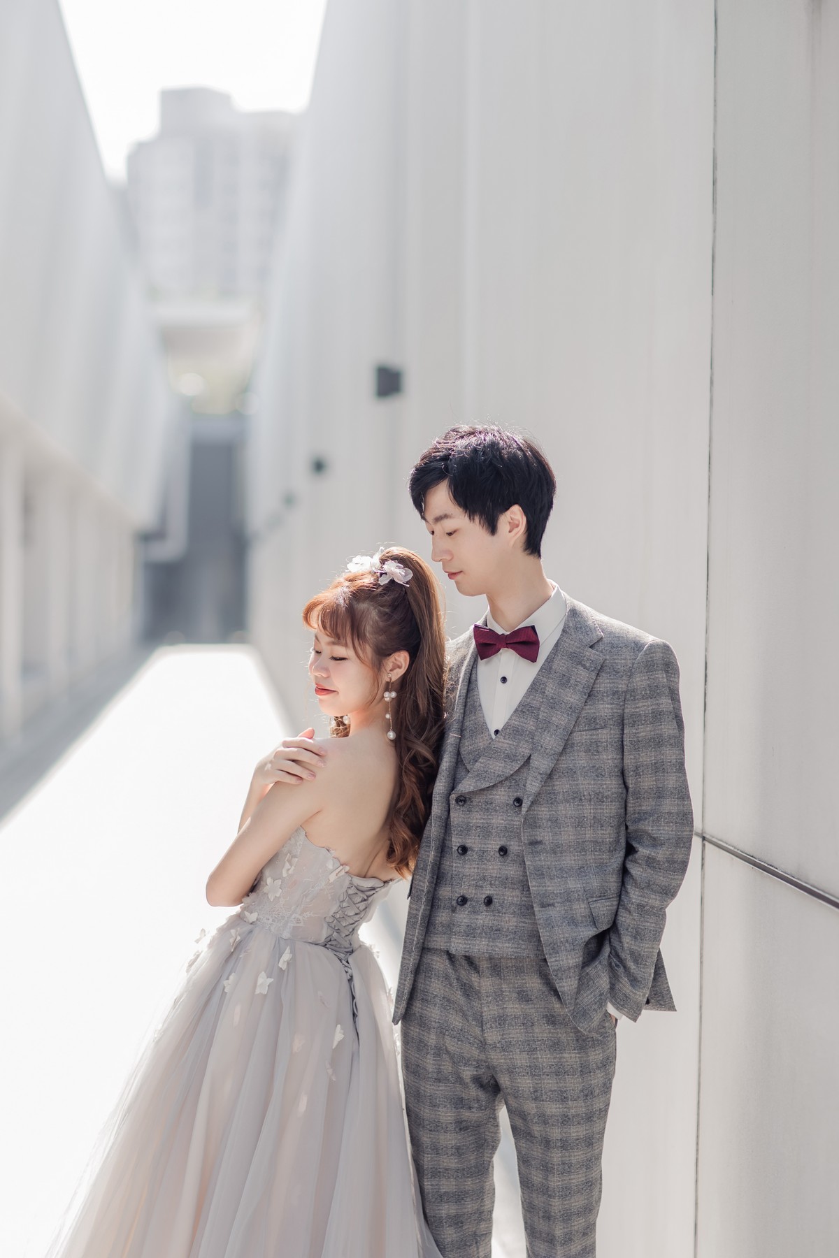 白色建築窄廊婚紗照